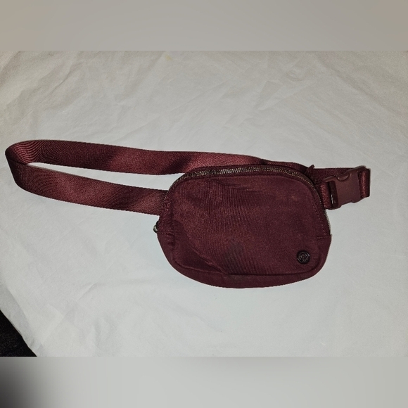 Lululemon Everywhere Belt Bag. Merlot Red - Picture 2 of 10